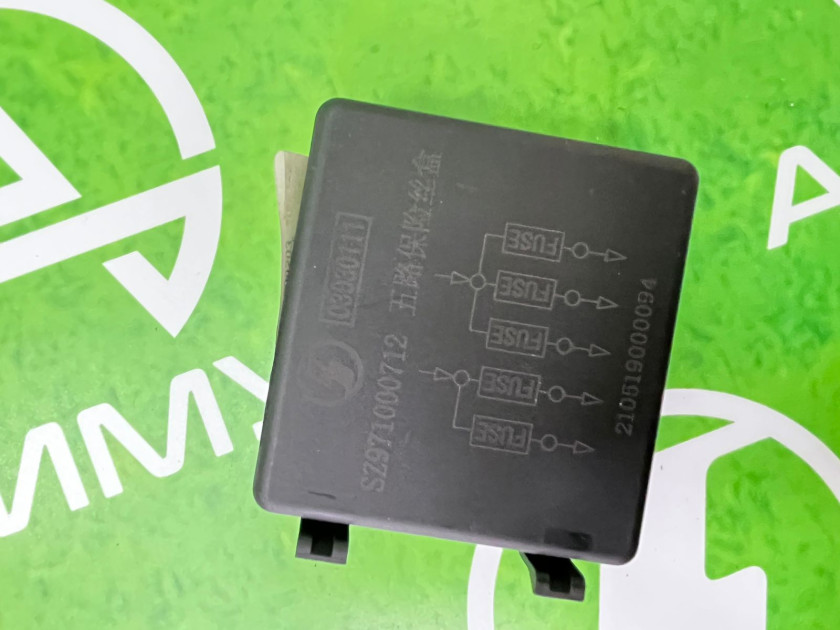 Блок предохранителей SZ971000712 (М) Блок предохранителей SZ971000712 (М)