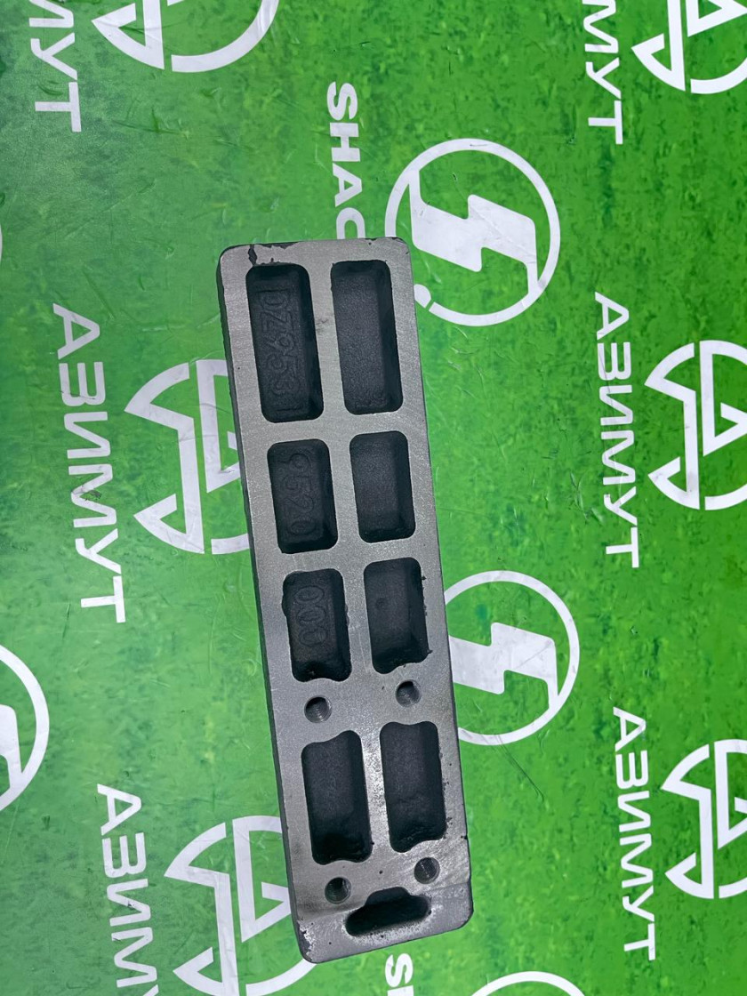 Пластина рессоры (4 отверстия) DZ95319520000 (М) Пластина рессоры (4 отверстия) DZ95319520000 (М)