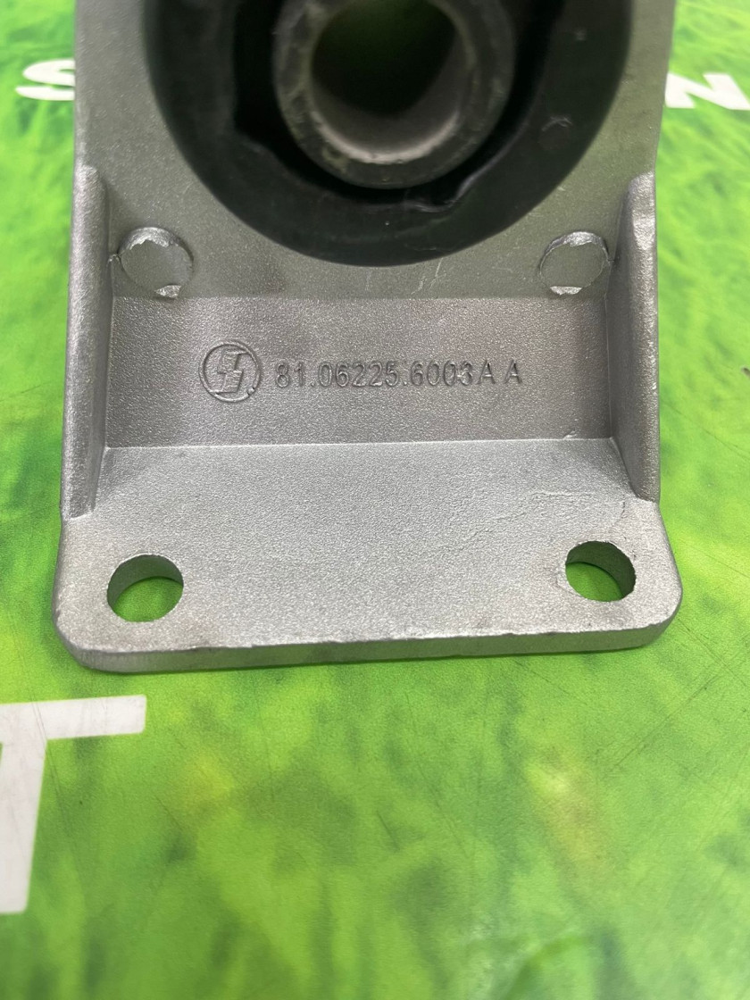 Кронштейн крепления радиатора F3000 (подушка) 81.06225.6008 (М) Кронштейн крепления радиатора F3000 (подушка) 81.06225.6008 (М)